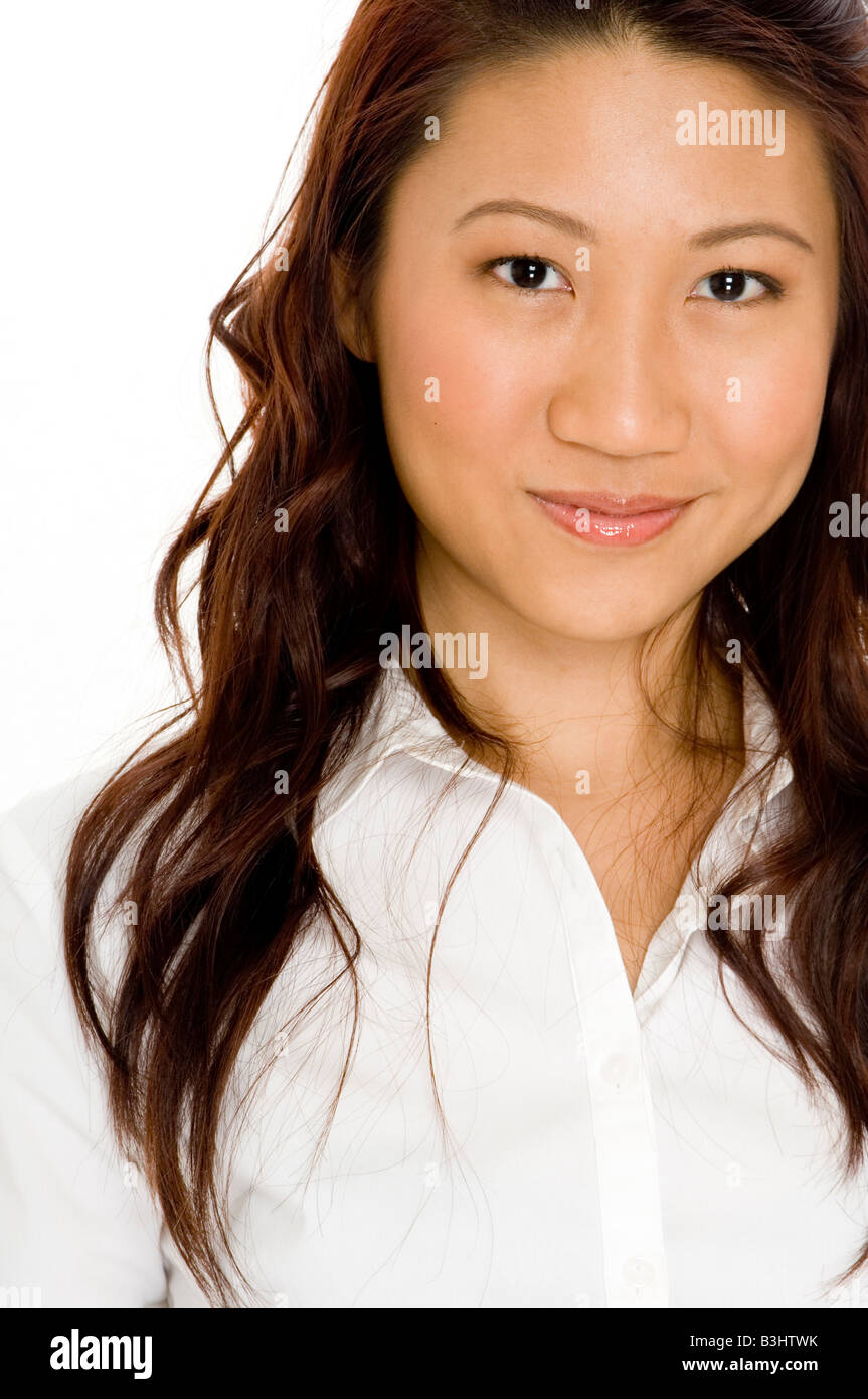 Una bella asiatica di imprenditrice in camicia bianca su sfondo bianco Foto Stock