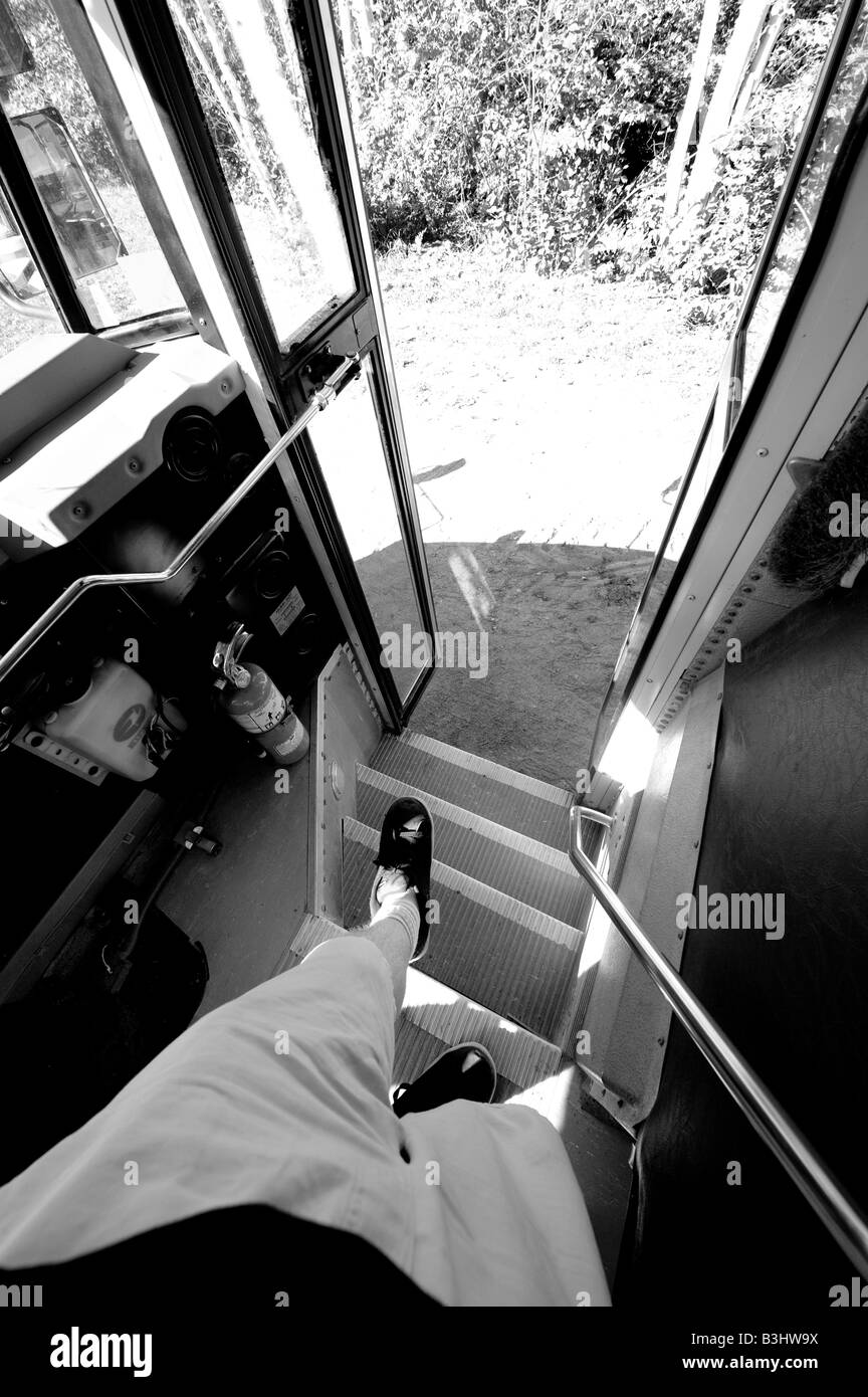 Il punto di vista di uno studente decending le fasi anteriori di un bus di scuola. Foto Stock