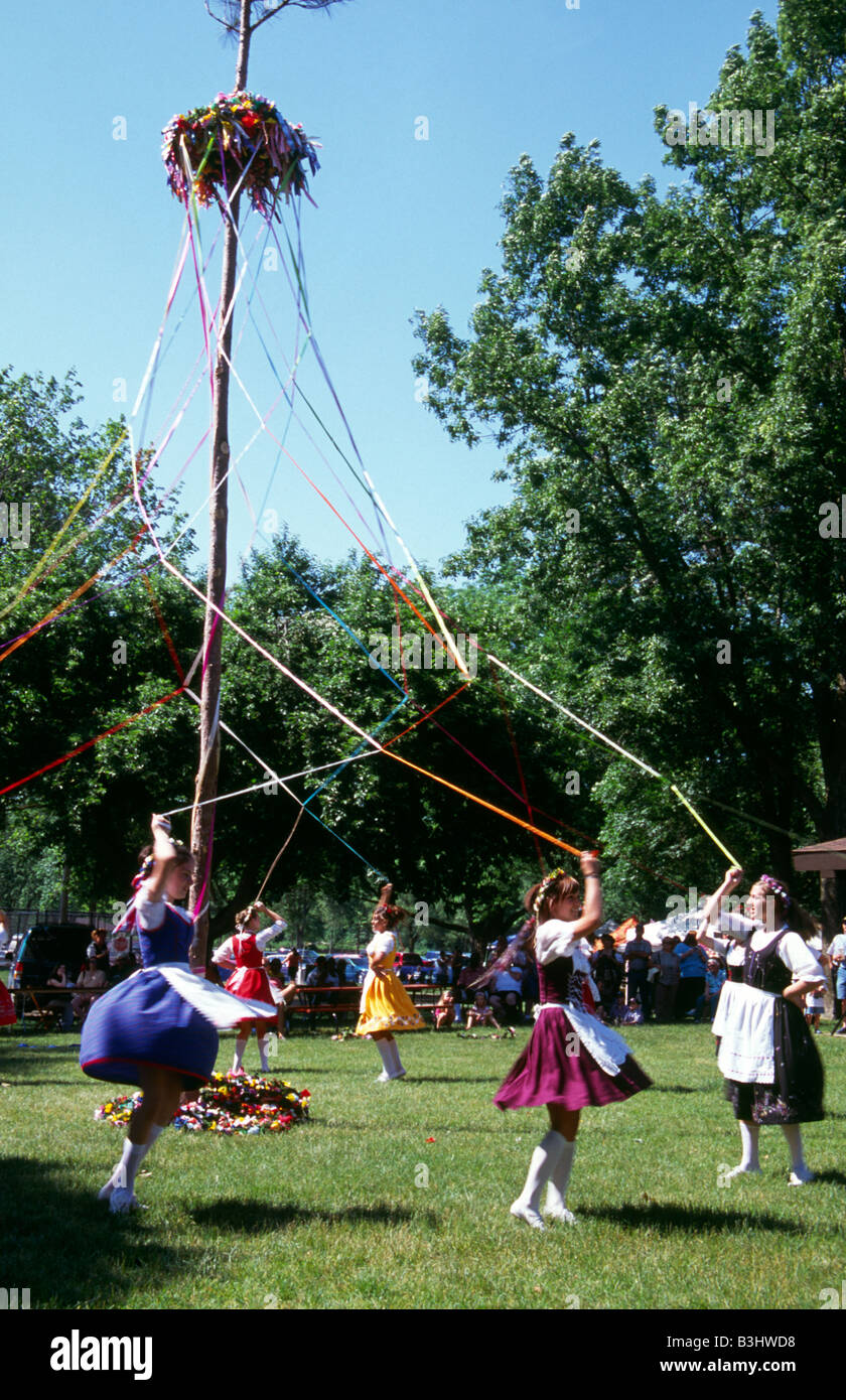 Maypole ballerini in liquidazione bavarese di Frankenmuth, Michigan, Stati Uniti d'America Foto Stock