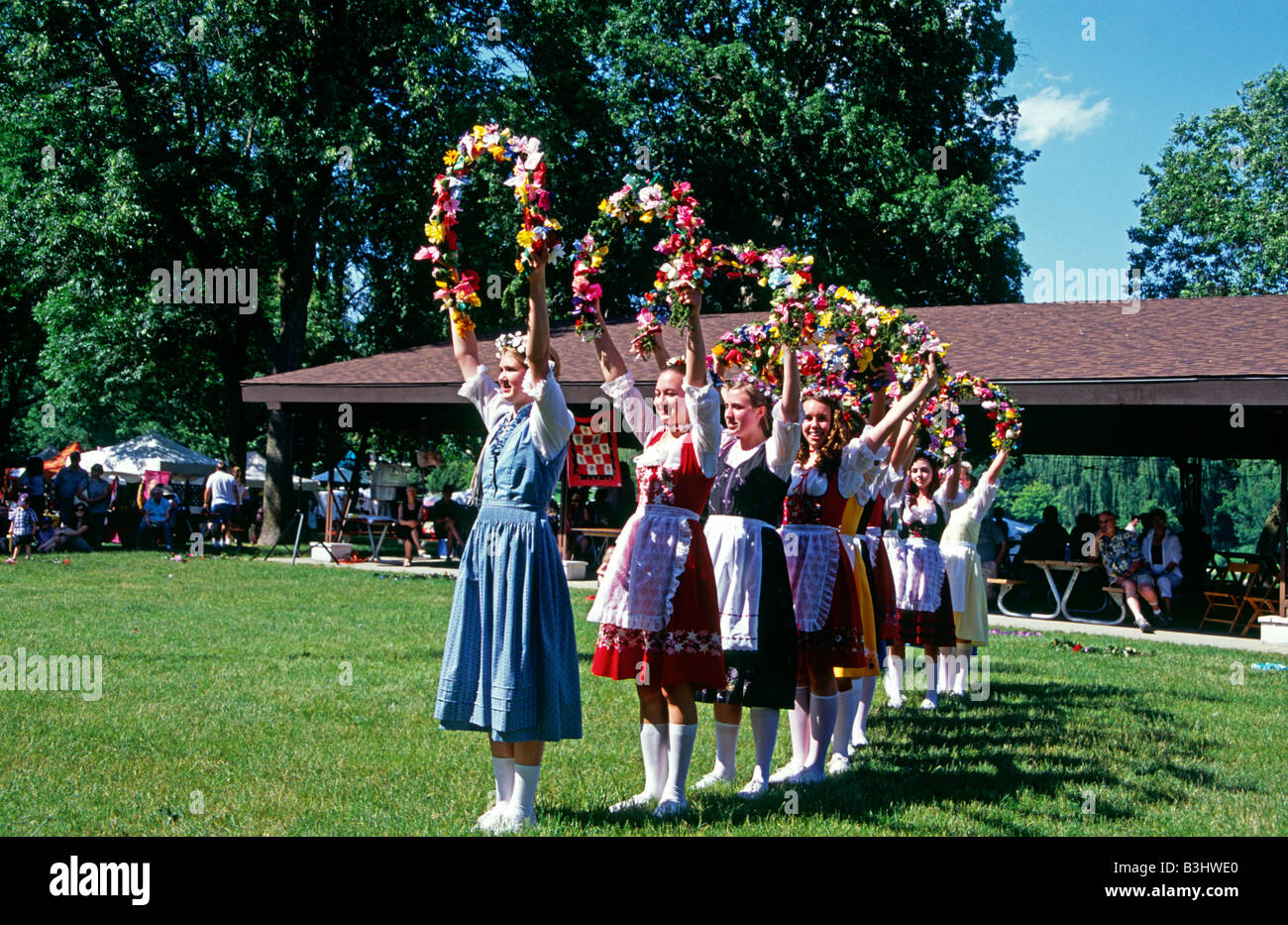 I ballerini di Maypole all'annuale Mayfest nell'insediamento bavarese di Frankenmuth, Michigan, USA Foto Stock