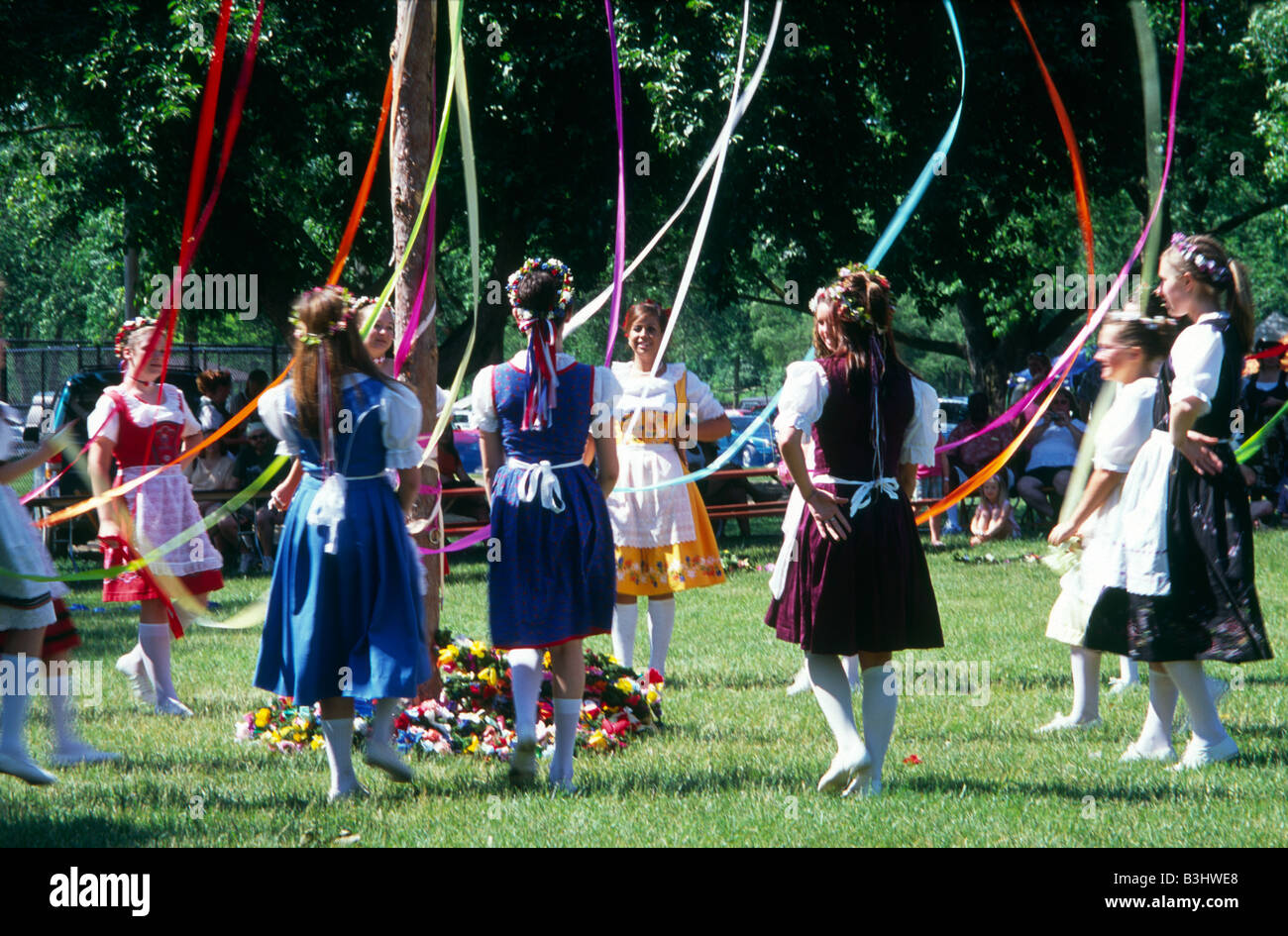 I ballerini di Maypole al festval annuale nell'insediamento bavarese di Frankenmuth, Michigan, USA Foto Stock