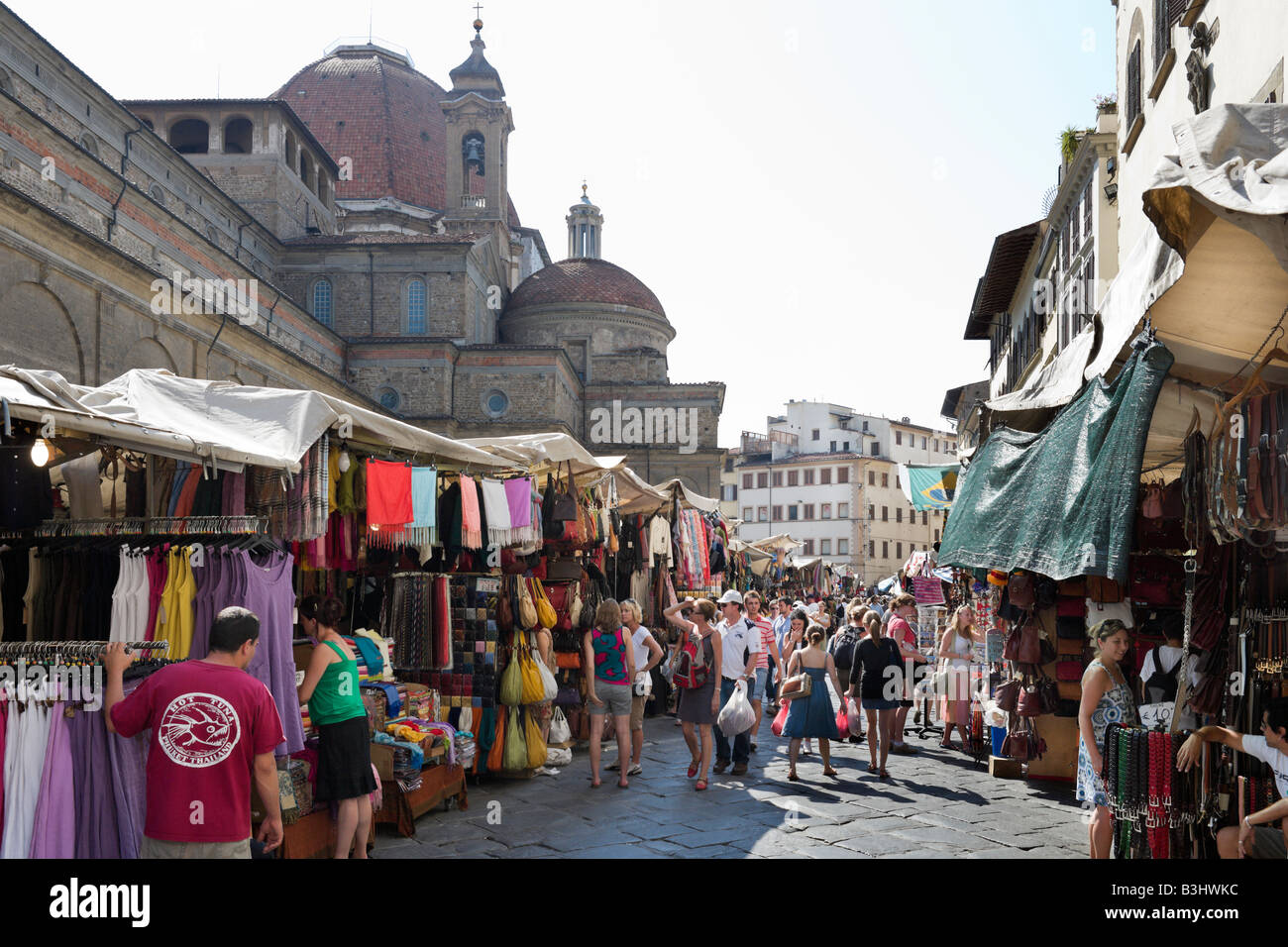 Mercato all'aperto in Piazza di San Lorenzo con la Basilica di San Lorenzo dietro, Firenze, Toscana, Italia Foto Stock