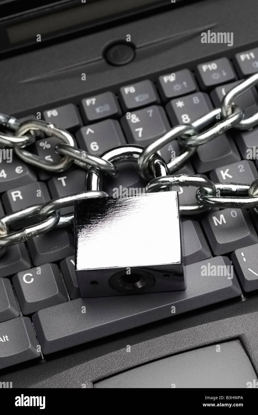 Il lucchetto e catena sul computer portatile tastiera Foto stock - Alamy