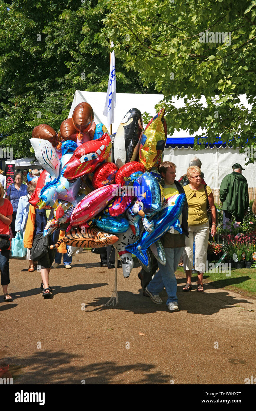 Venditore di palloncino a Taunton Flower Show in Vivary Park, Somerset, Inghilterra, Regno Unito Foto Stock