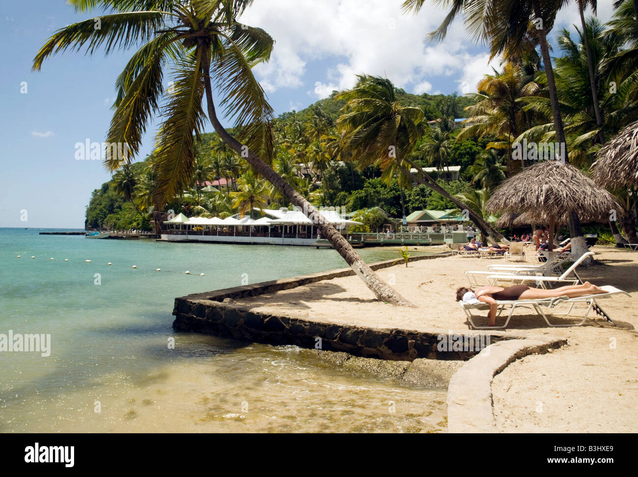La spiaggia con ristorante Doolittles in background, Marigot Bay, St Lucia, 'West Indies' Foto Stock