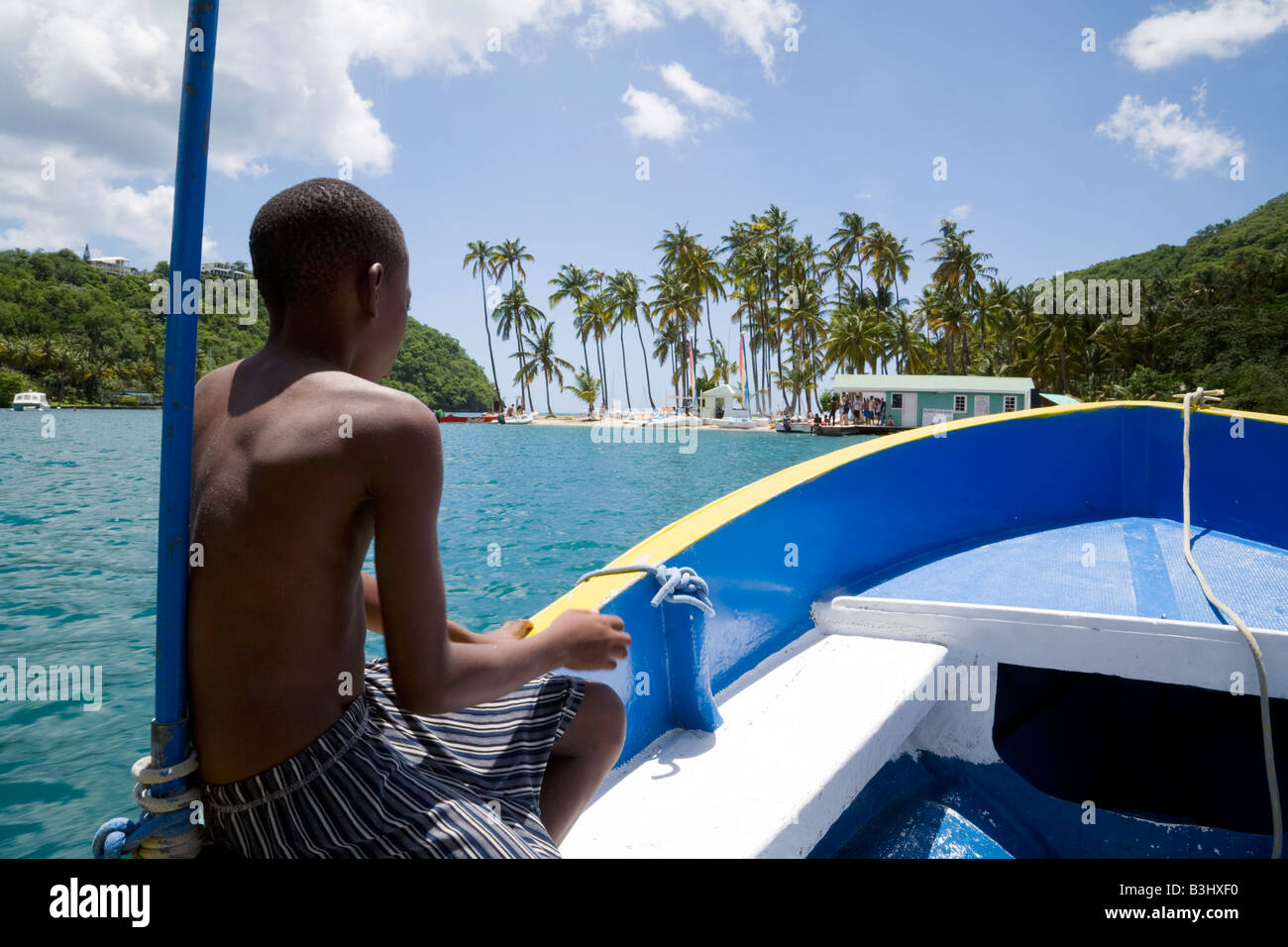Un locale San Luciano ragazzo corse il traghetto, Marigot Bay, St Lucia, 'West Indies' Foto Stock