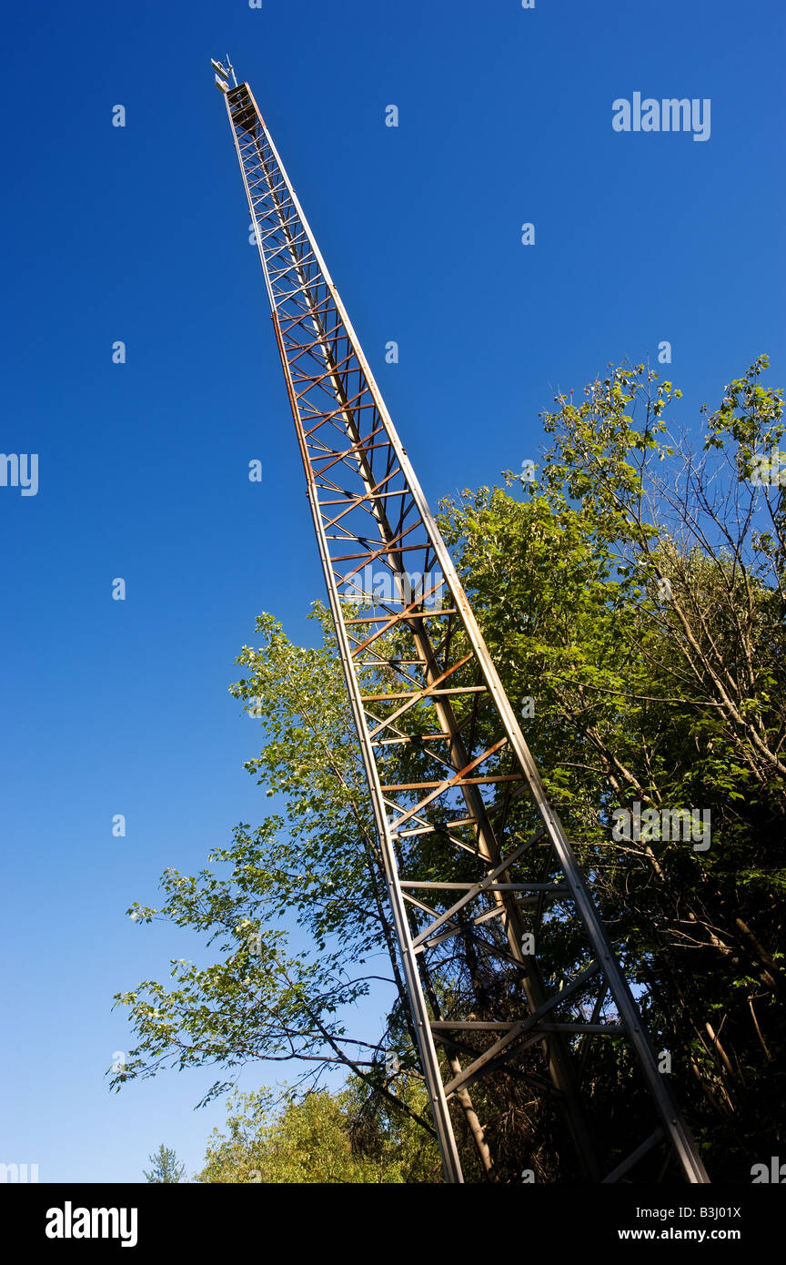 Un alto della torre radio che si allunga verso il cielo blu. Foto Stock