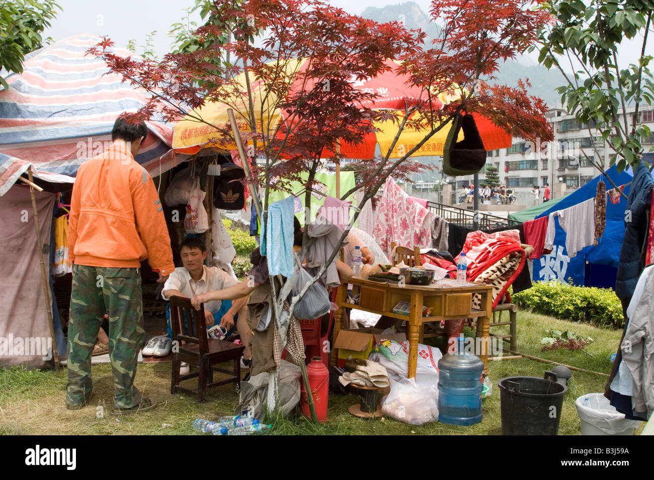 In Hanwang una città duramente colpita dal forte terremoto del 12 maggio 2008 nel Sichuan superstiti del camp nella aprire centro città Foto Stock