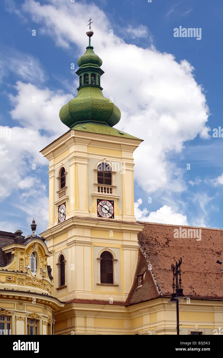 Bellissima chiesa ortodossa del campanile in Sibiu Romania Foto Stock