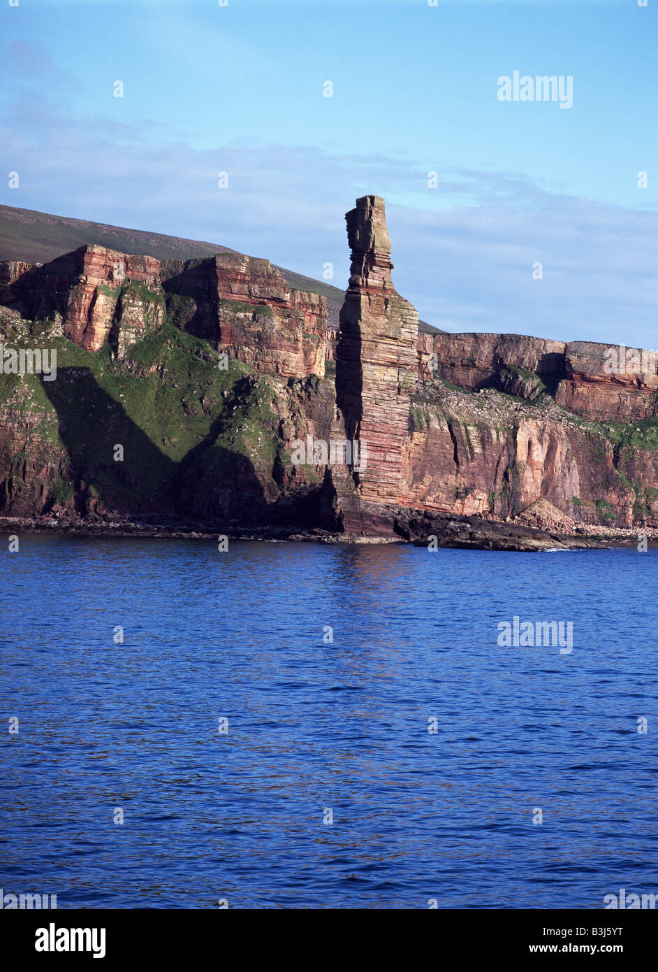 dh Old Man of Hoy Seastack Rock HOY ORKNEY mare stack rosso arenaria scogliere atlantiche costa Scozia punto di riferimento devonian era paleozoic periodo basalto Foto Stock