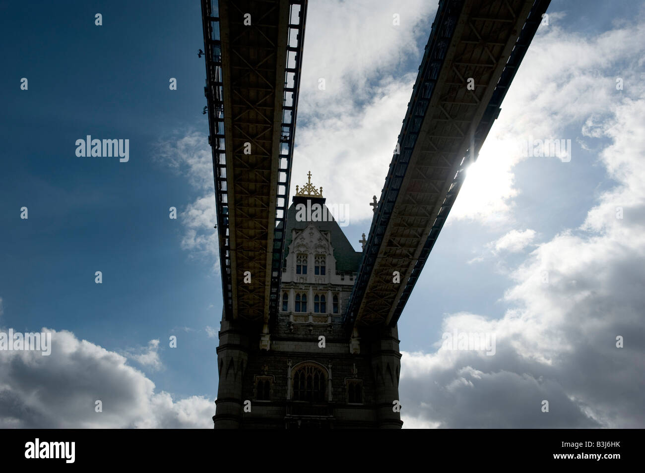 Il Tower Bridge di Londra è un ottimo punto di riferimento e il sollevamento di carreggiata e vicinanza alla Torre di Londra rendono una grande attrazione Foto Stock