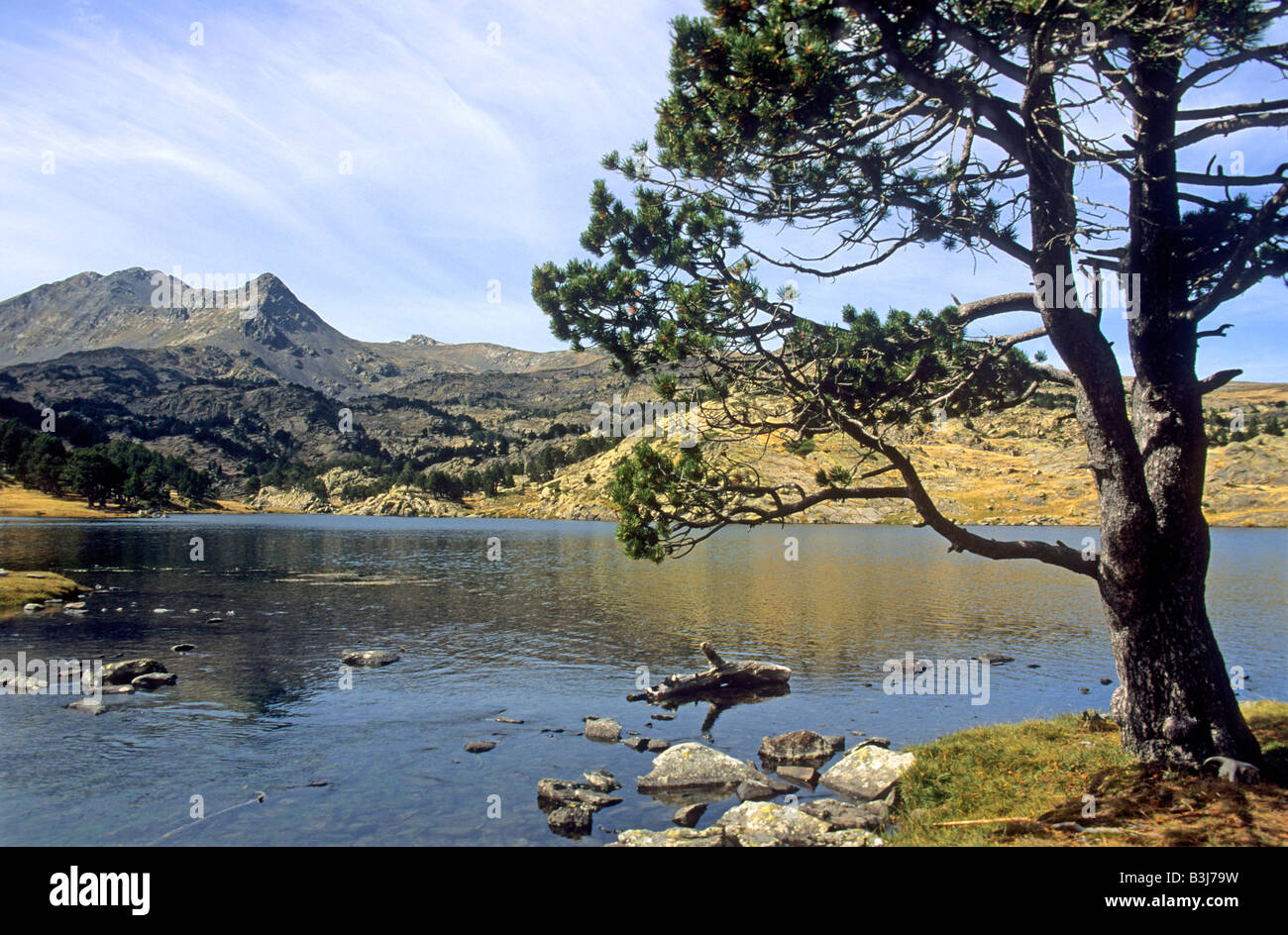 Pirenei lago di montagna - massiccio di Carlit si vede attraverso il Lac des Bouillouses, Pyrenees-Orientales, Languedoc-Roussillon, Francia Foto Stock