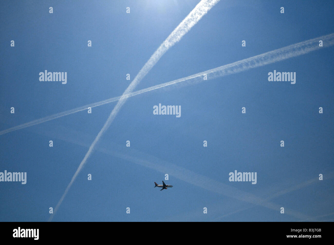 Sentieri di vapore criss cross il cielo di Nizza sulla Cote d Azur Francia  come un piano entra in tho terra Foto stock - Alamy