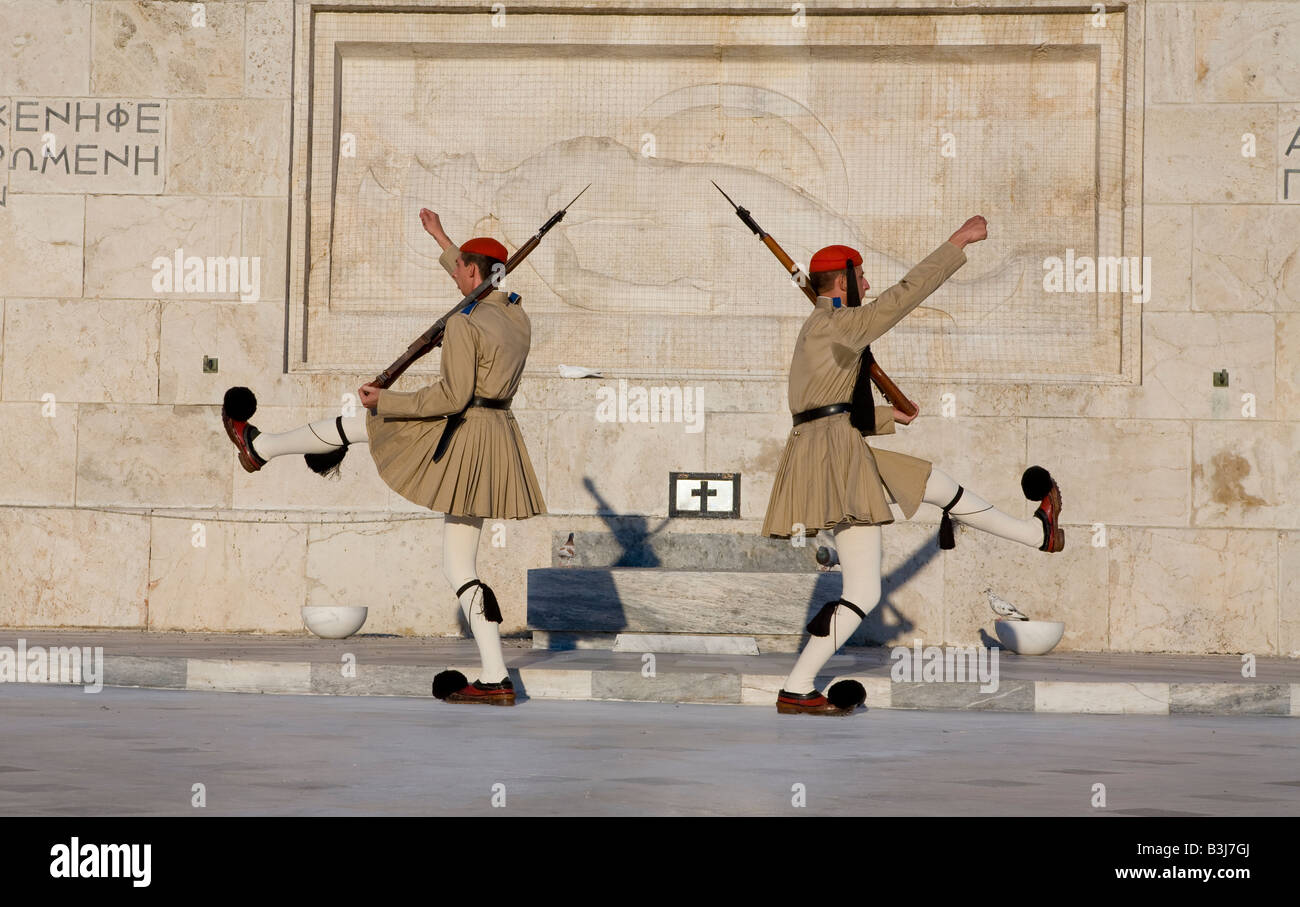 Tradizionale Guardia Evzon presso la tomba del Milite Ignoto, Atene, Grecia Hellas Foto Stock