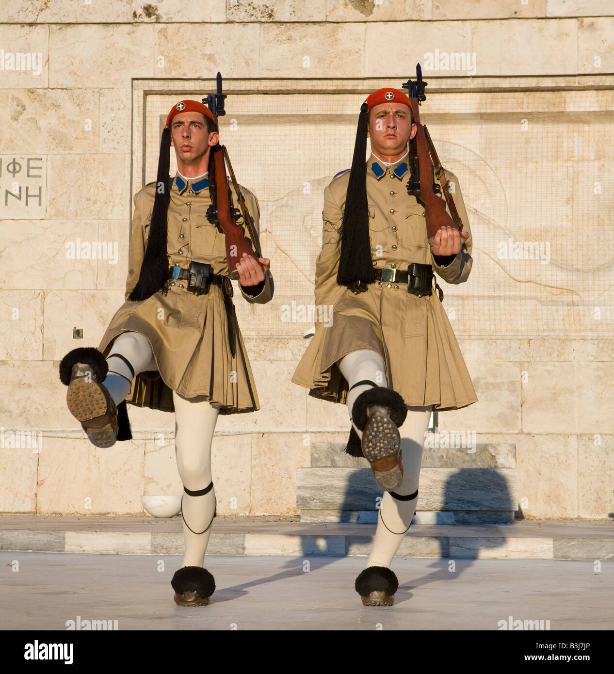 Tradizionale Guardia Evzon presso la tomba del Milite Ignoto, Atene, Grecia Hellas Foto Stock