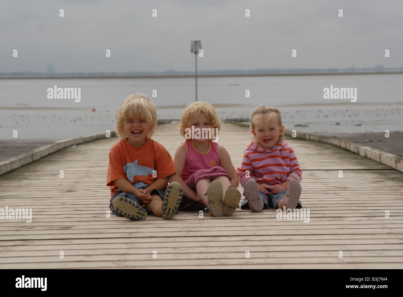 I bambini in riva al mare Foto Stock