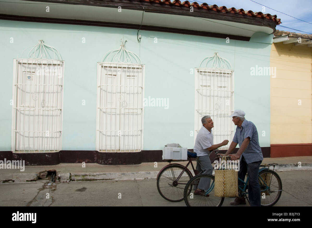 Locale uomini cubani parlando su biciclette Foto Stock