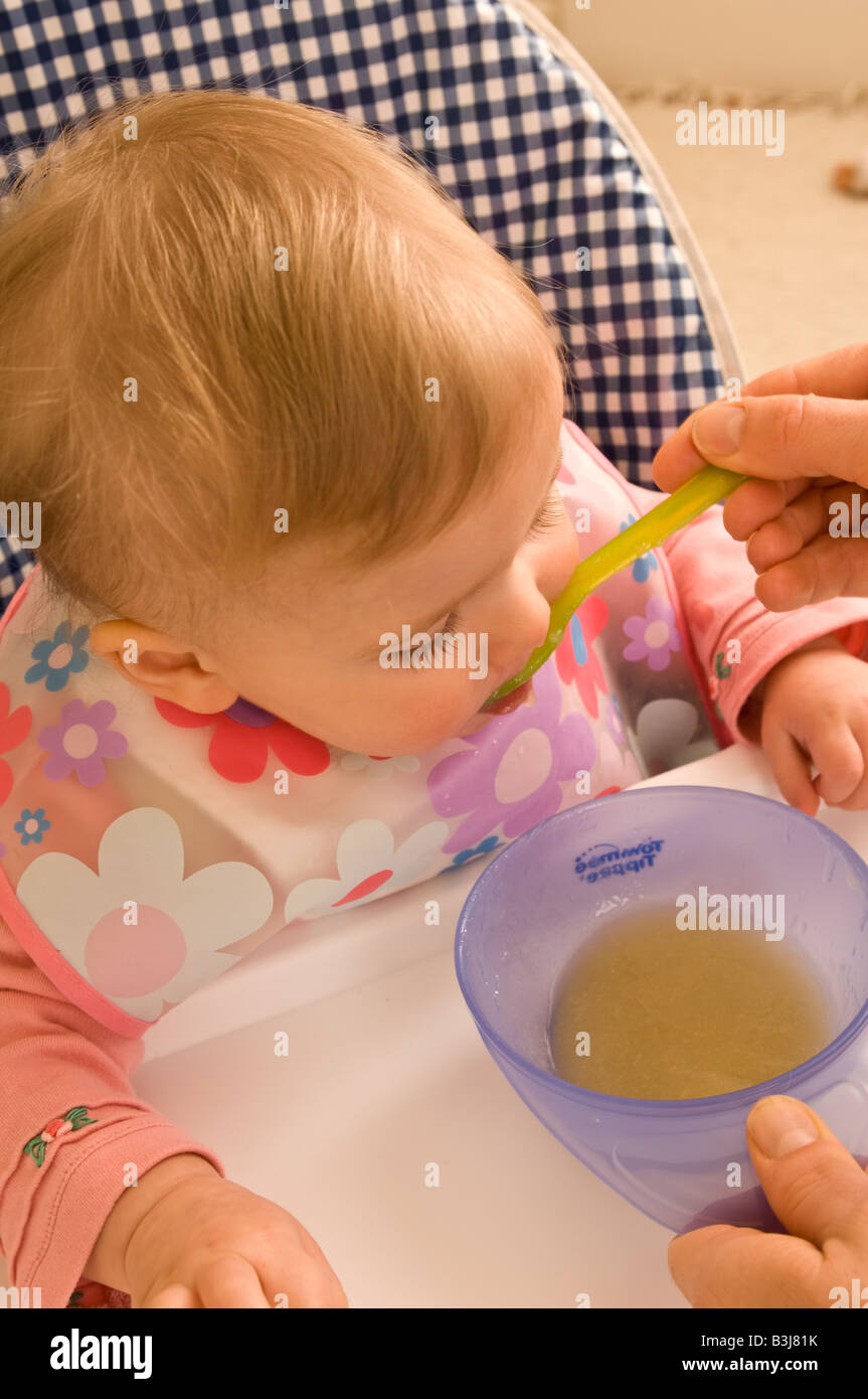 Baby girl essendo Spoon Fed Foto Stock