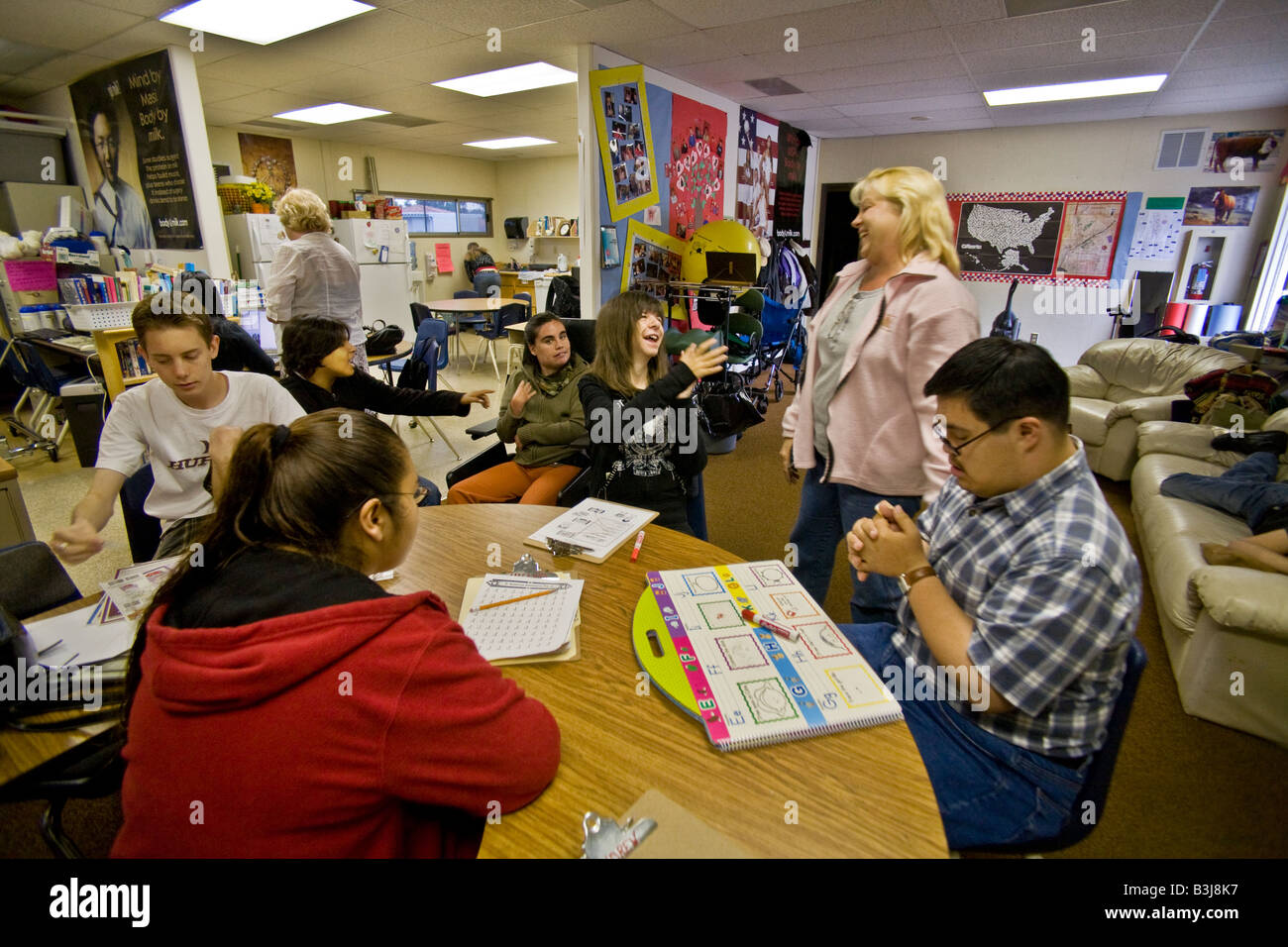 Appositamente formati per gli insegnanti lavorano con gli studenti portatori di handicap presso una scuola della California giuridicamente obbligati a dare scolarizzazione speciale Foto Stock