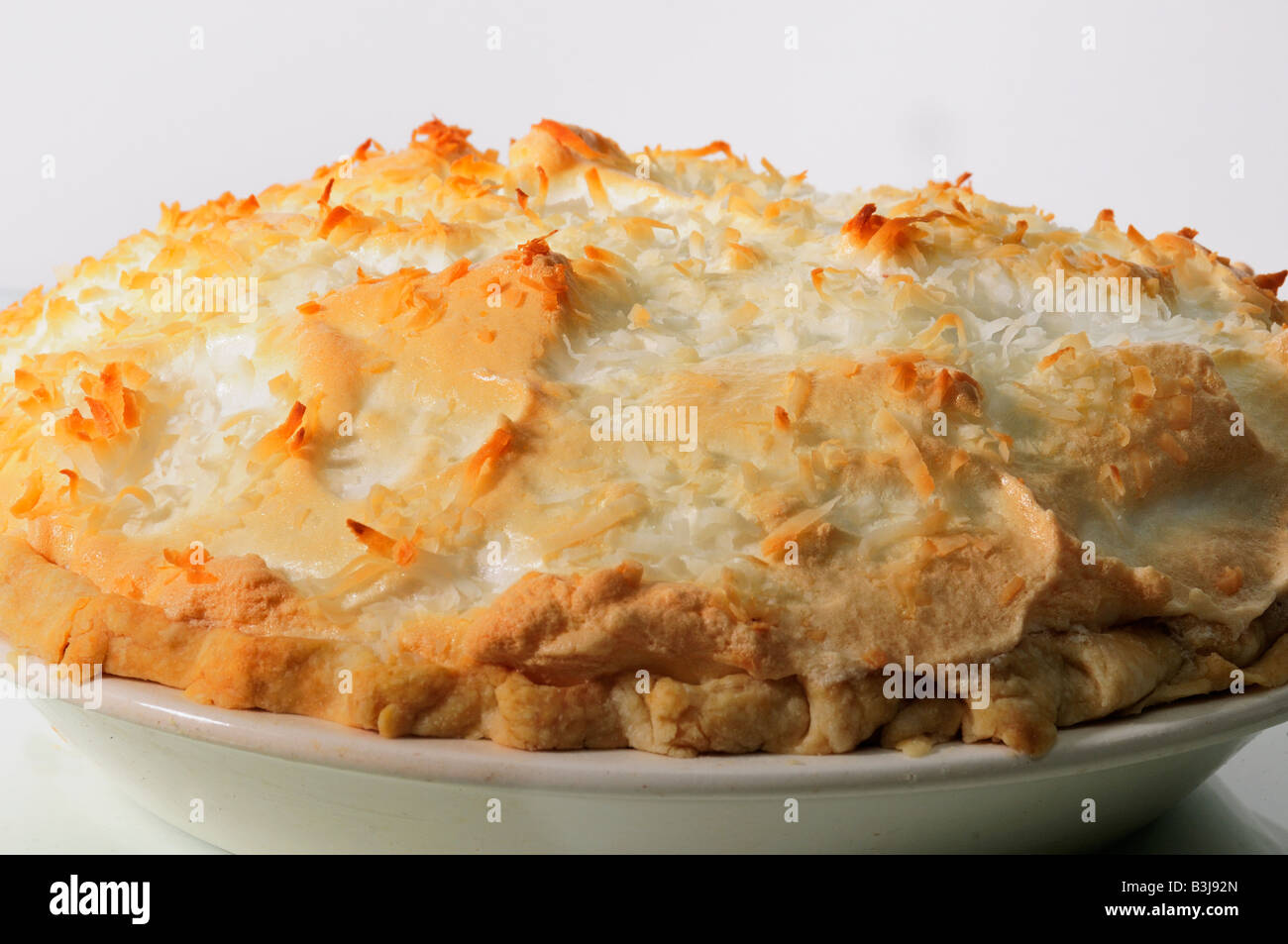 Una torta di crema di cocco fatta in casa intera. Primo Piano. STATI UNITI. Foto Stock