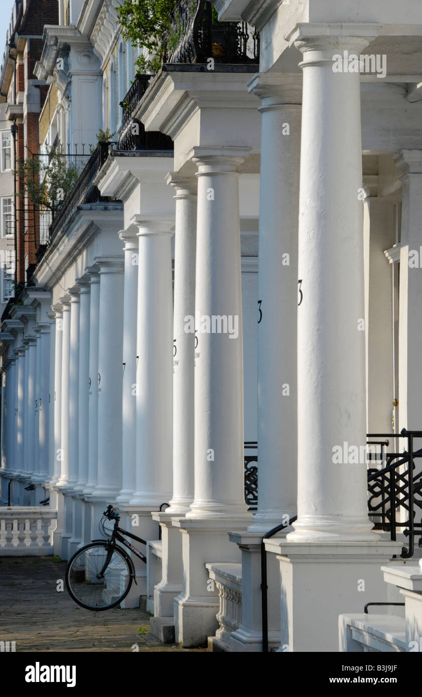 Pietra Bianca colonna di portici e una bicicletta al di fuori di case di lusso in Onslow Square Kensington London Inghilterra England Foto Stock