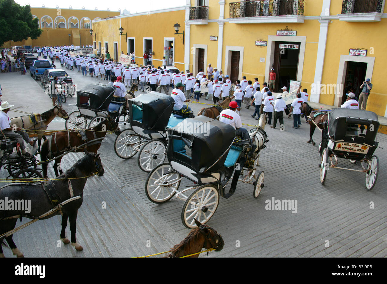 Giorno di maggio Parade, Plaza de la Costituzione, Izamal, Penisola dello Yucatan, Messico Foto Stock