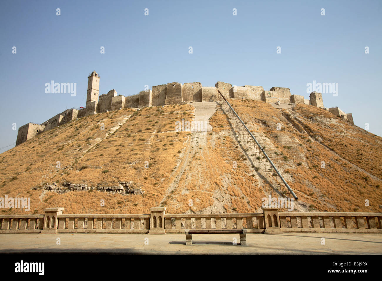 Le antiche mura di Cittadella di Aleppo, Siria Foto Stock