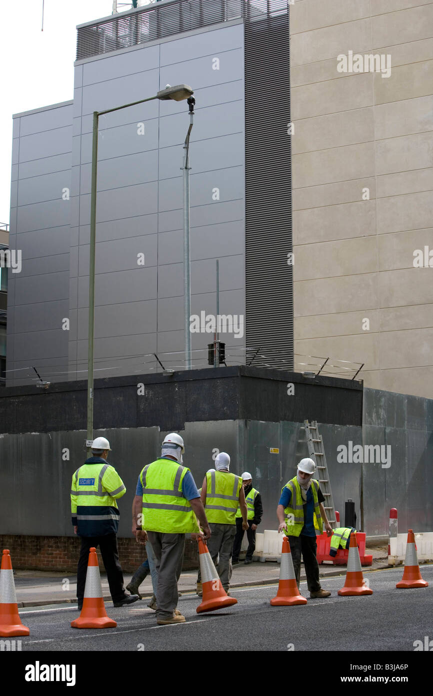 Lavoratori mascherato sul sito della costruzione dell'animale di Oxford Lab Foto Stock