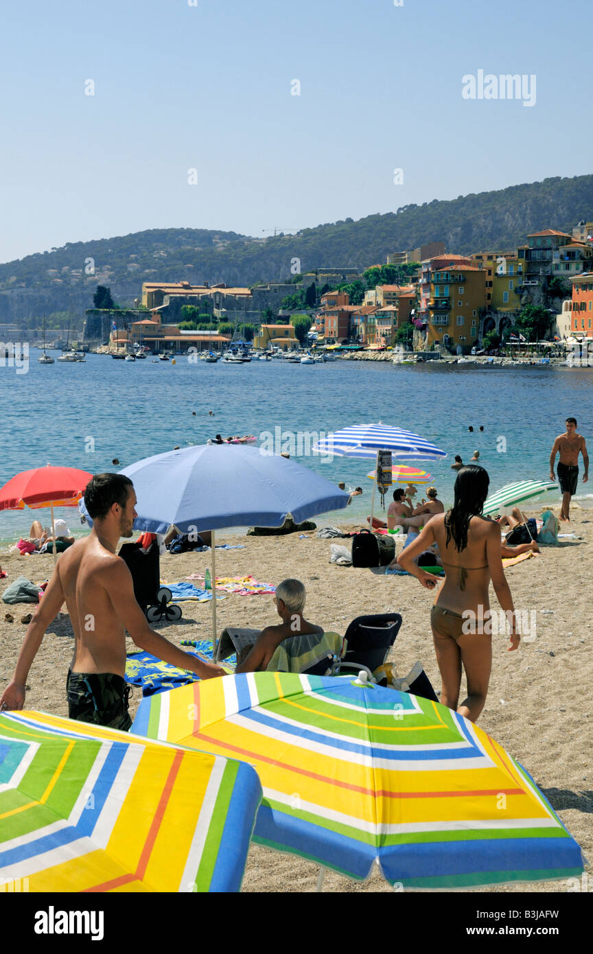 La spiaggia di Villefranche sur mer vicino a Nizza sulla Cote d'Azur, Riviera francese, la Francia con la città sulla baia Foto Stock