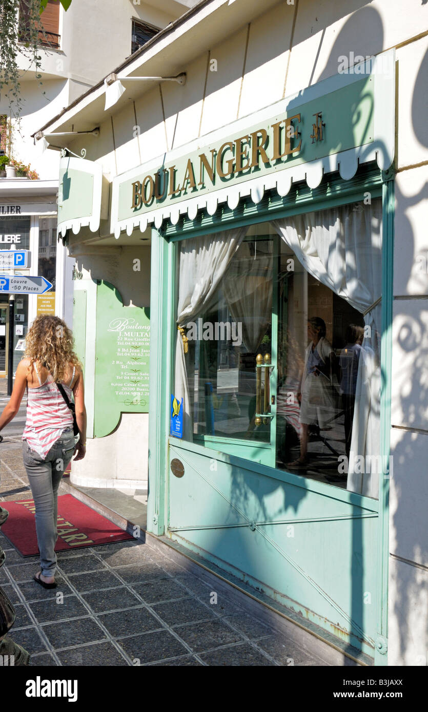 Un po' di boulangerie (panificio) su un angolo di strada a Nizza sulla Cote d'Azur, sud della Francia , la Riviera francese Foto Stock