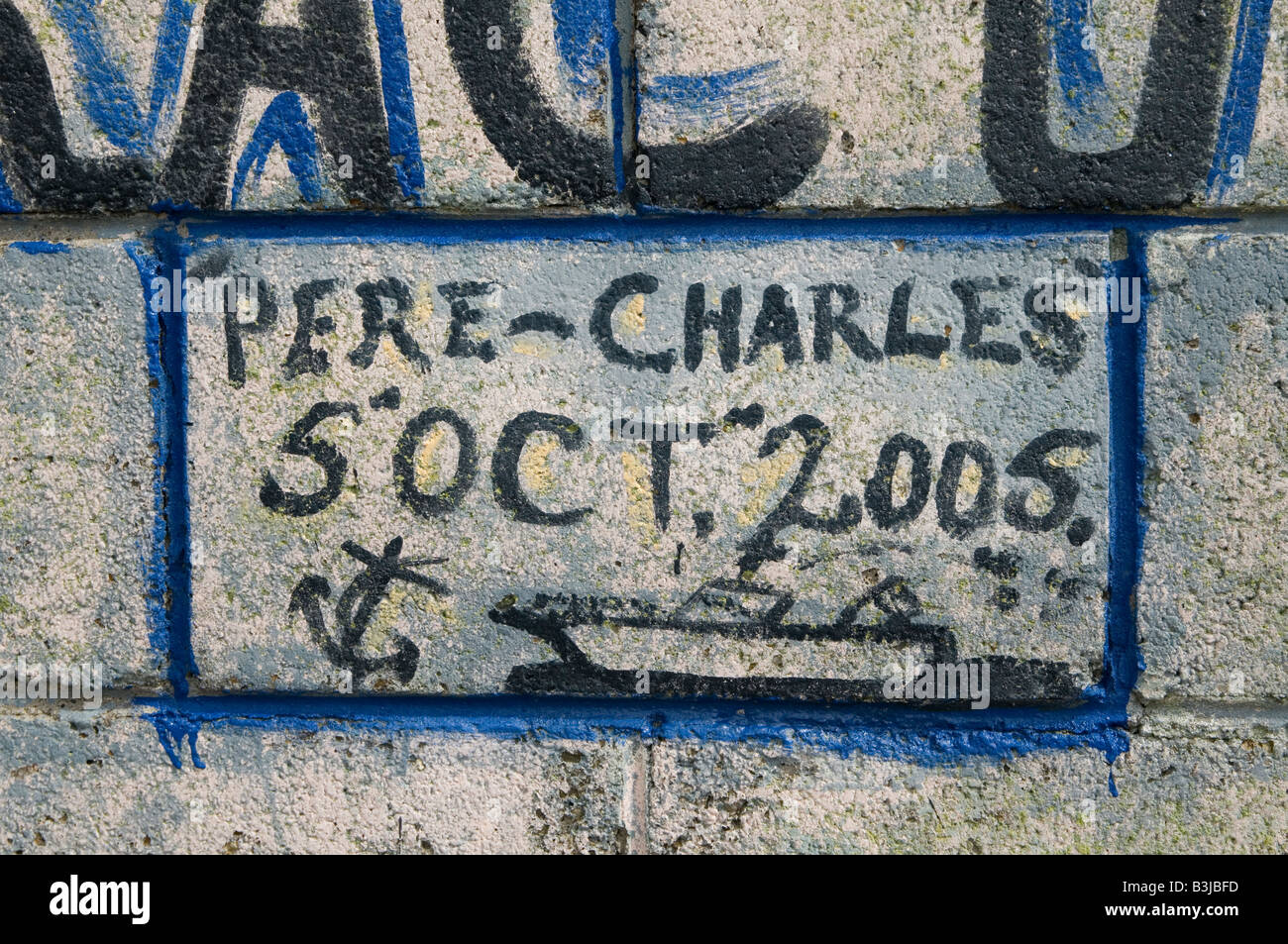 Graffiti su una parete del porto in Irlanda per commemorare la tragedia della perdita della barca da pesca Pere Charles in Irlanda Foto Stock
