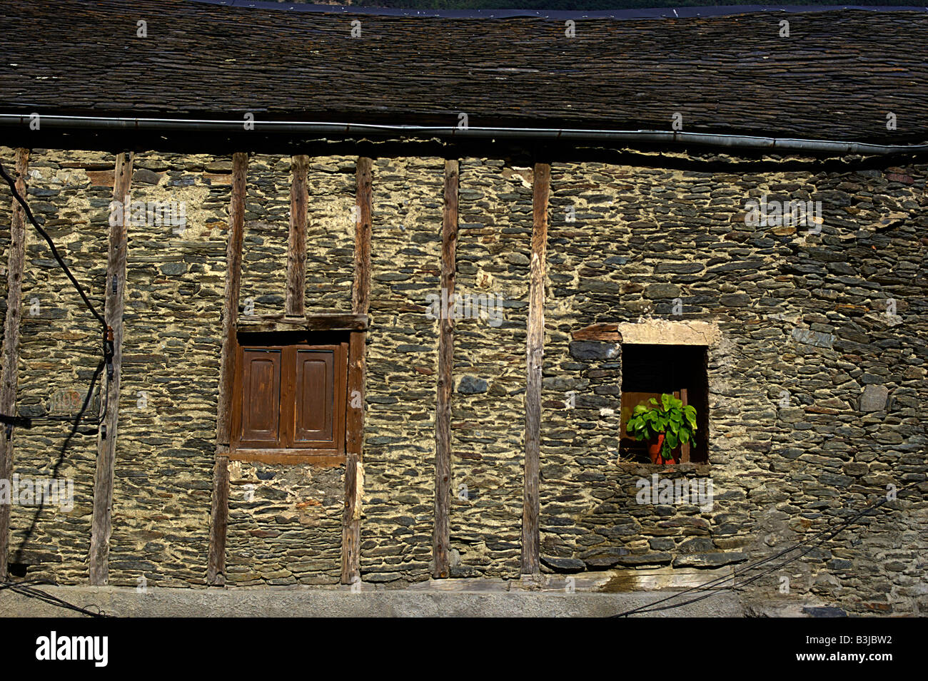 Tradizionale villaggio dei Pirenei edificio con tetto in ardesia e pareti. Ribera de Cardós, Pallars Sobirà, Catalogna (Spagna) Foto Stock