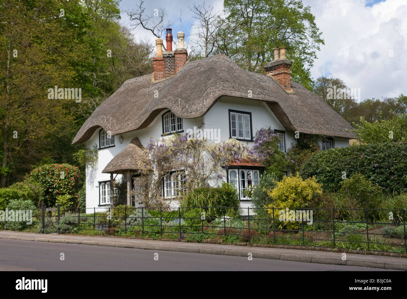 Cottage con il tetto di paglia, New Forest, Hampshire, Regno Unito Foto Stock