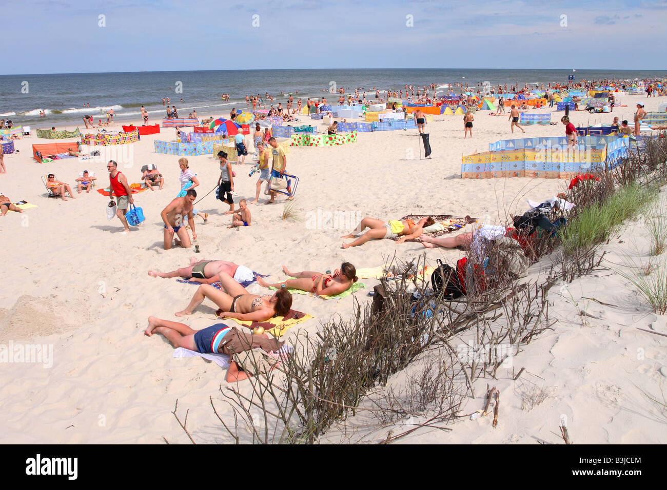 Spiaggia Karwia Polonia sulla costa del Mar Baltico i turisti ed i visitatori godere di agosto del sole sulla sabbia bianca e fine e le dune Foto Stock
