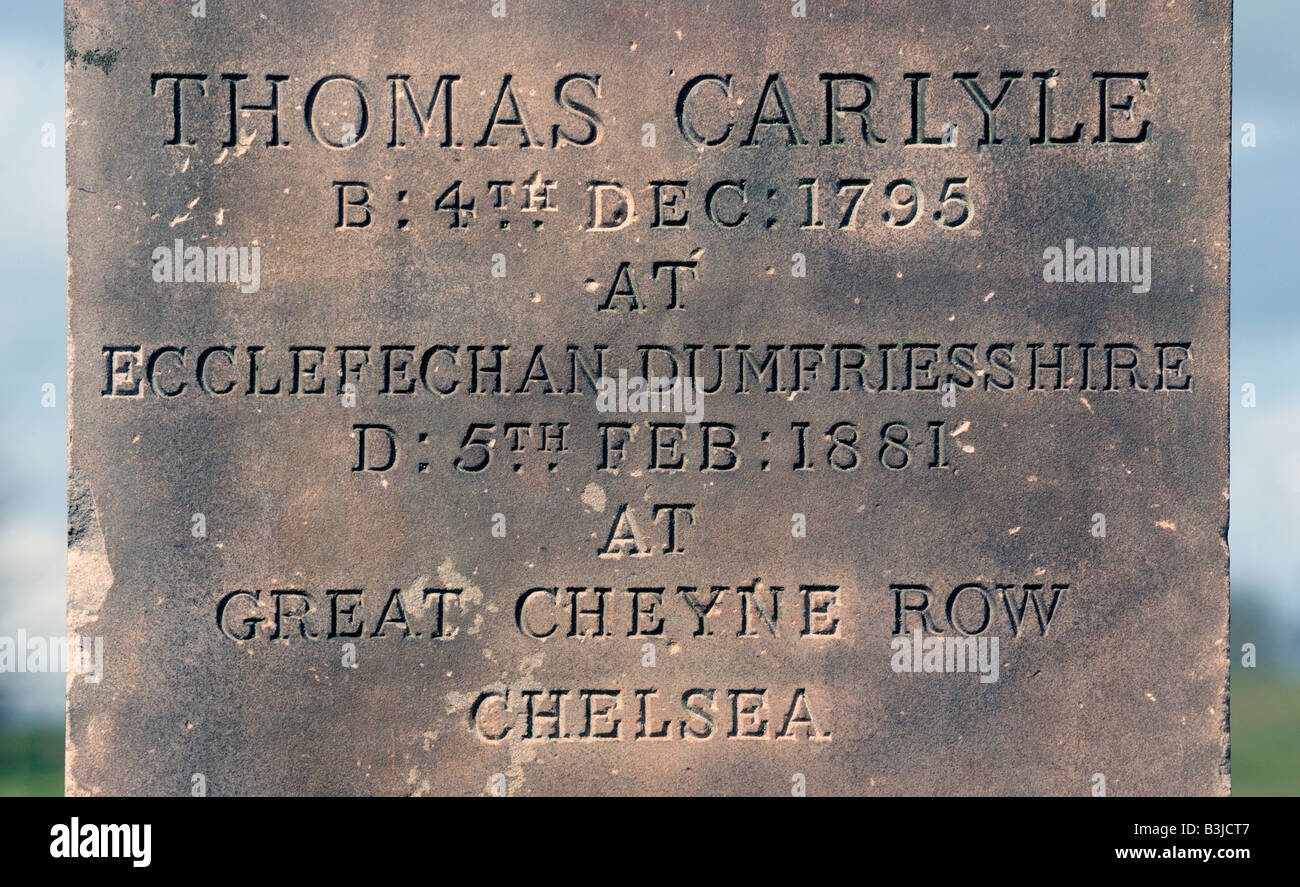 Iscrizione sulla statua di Thomas Carlyle. Ecclefechan, Scotland, Regno Unito, Europa. Foto Stock