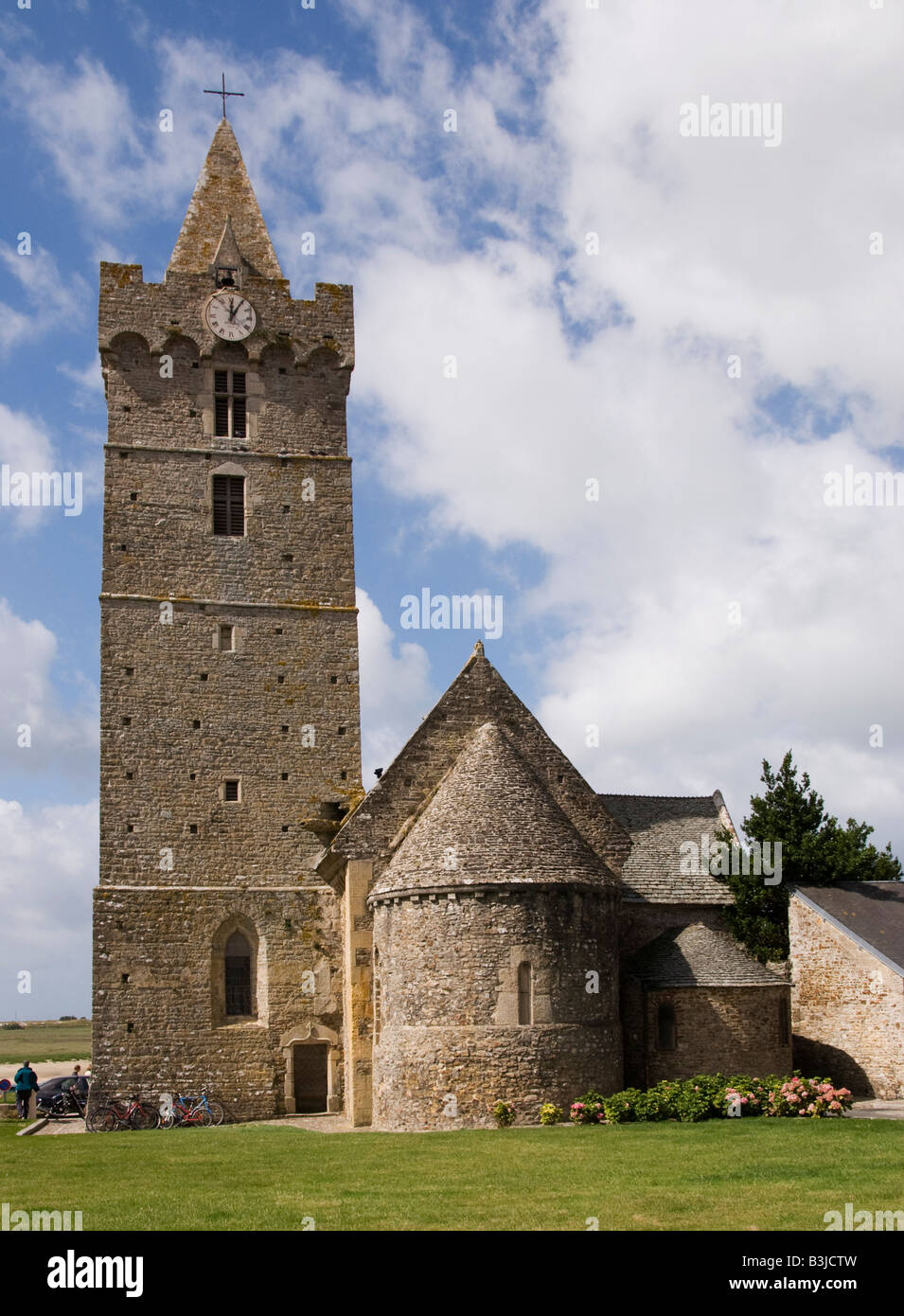 Portbail, Normandia, Francia. La chiesa medievale di Notre Dame, iniziata nel 1026 - estremità est, esterno Foto Stock