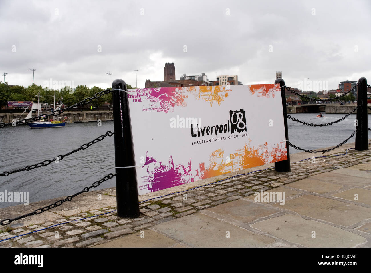 Liverpool 2008 Città Europea della Cultura banner da Albert Dock con il Salthouse Dock nella parte anteriore e la cattedrale anglicana dietro Foto Stock