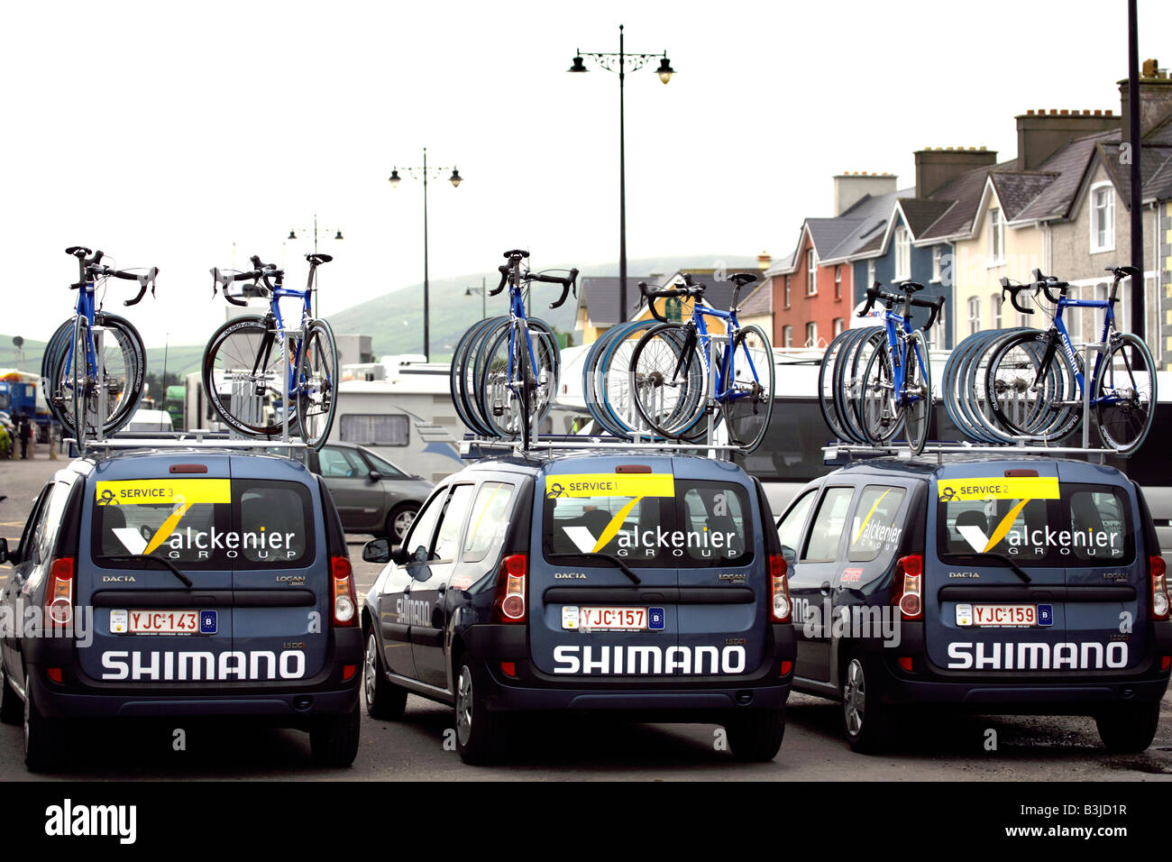 Bici da corsa sui tetti di belga furgoni di supporto alla fine della via tappa del Tour in Irlanda Cycle Race 2008 Escursioni in bicicletta Foto Stock