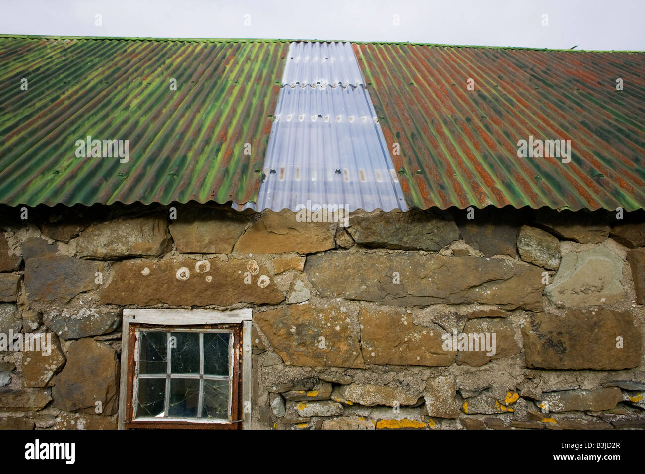 Ferro corrugato tetto di semi-crofter abbandonati la dependance nella frazione di Waterloo, Isola di Skye in Scozia Foto Stock