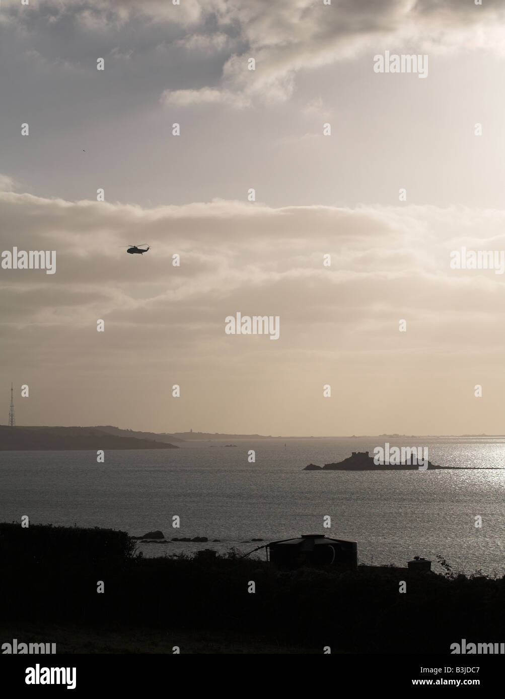 Sikorsky 61 elicottero da St Mary s e Guther s Island visto da St Martin s Isole Scilly UK ultimo volo della giornata Foto Stock