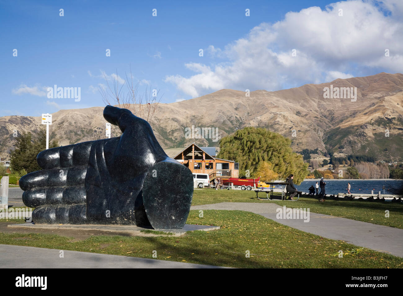 Grande scultura a mano in waterfront park a Wanaka Otago Isola del Sud della Nuova Zelanda Foto Stock