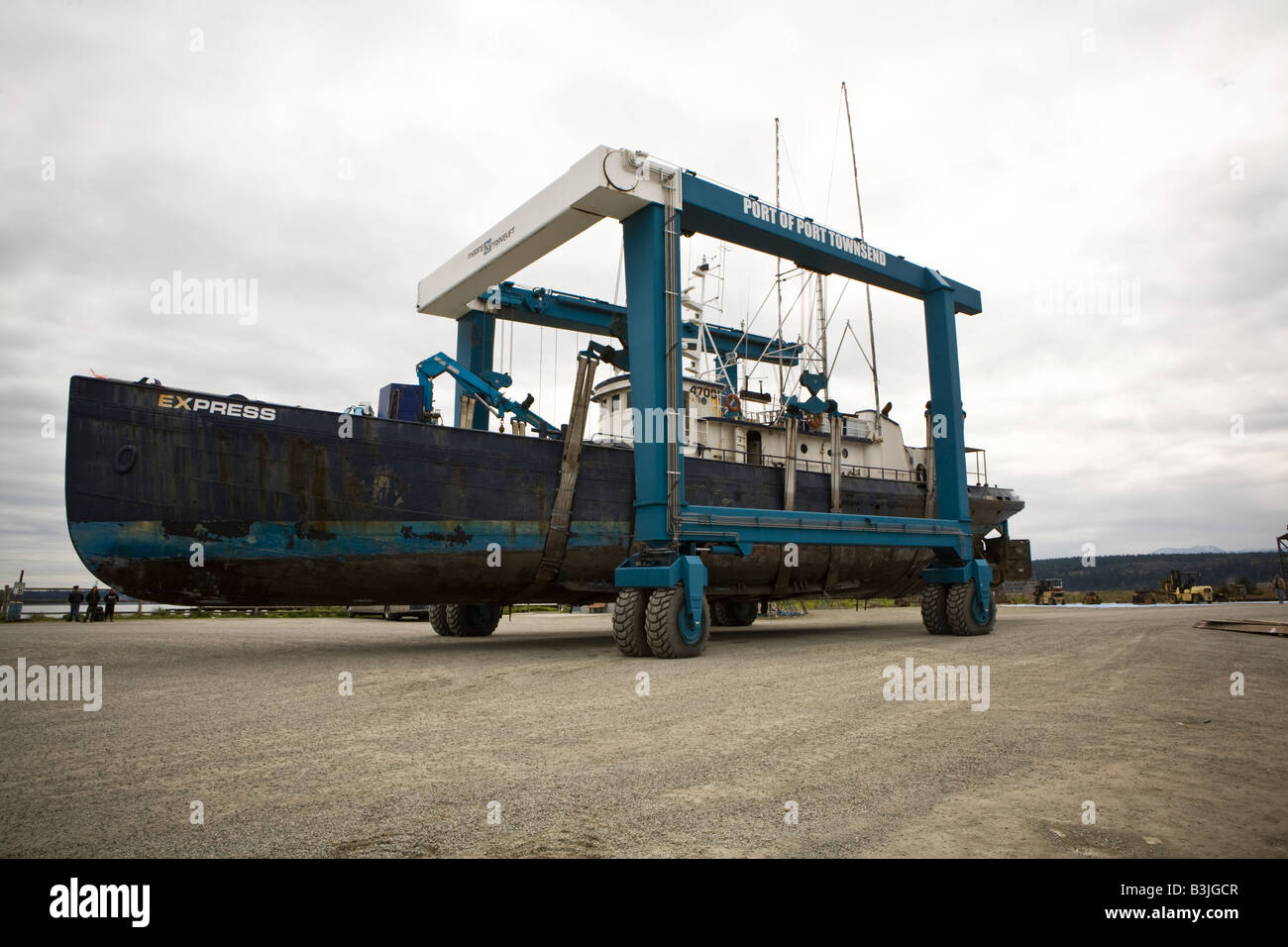 Sollevamento marino porta una barca da pesca Express nel cantiere navale di Port Townsend per la manutenzione Foto Stock