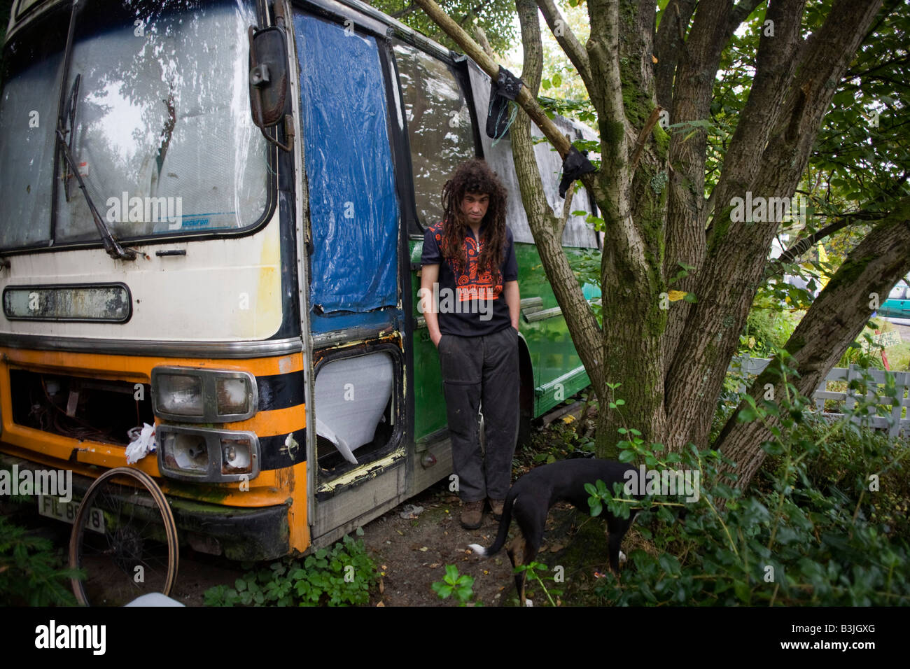 Attivista "Hoosie' aka Robert House, sorge al di fuori il suo bus-girare-casa presto su una Domenica mattina a Faslane Accampamento della Pace Foto Stock