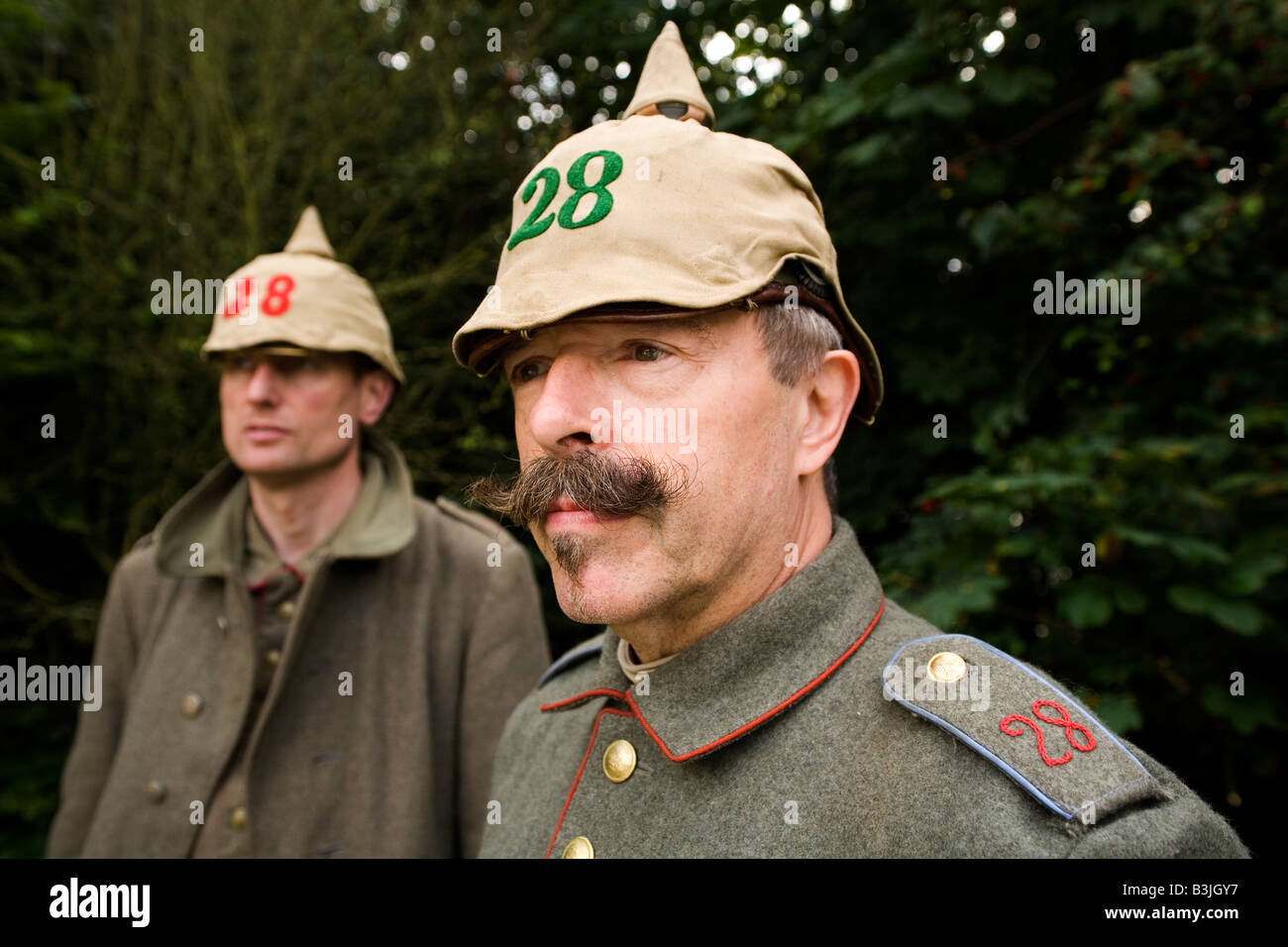 Due membri di una rievocazione della società indossare le uniformi della prima guerra mondiale il tedesco reggimento di fanteria. Foto Stock