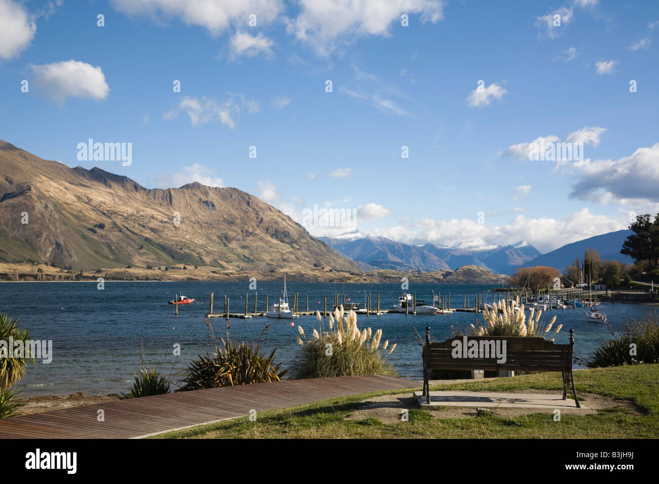 Wanaka Otago Isola del Sud della Nuova Zelanda vista sulla marina a sud del Lago Wanaka a riva occidentale dalla passeggiata a lago Foto Stock