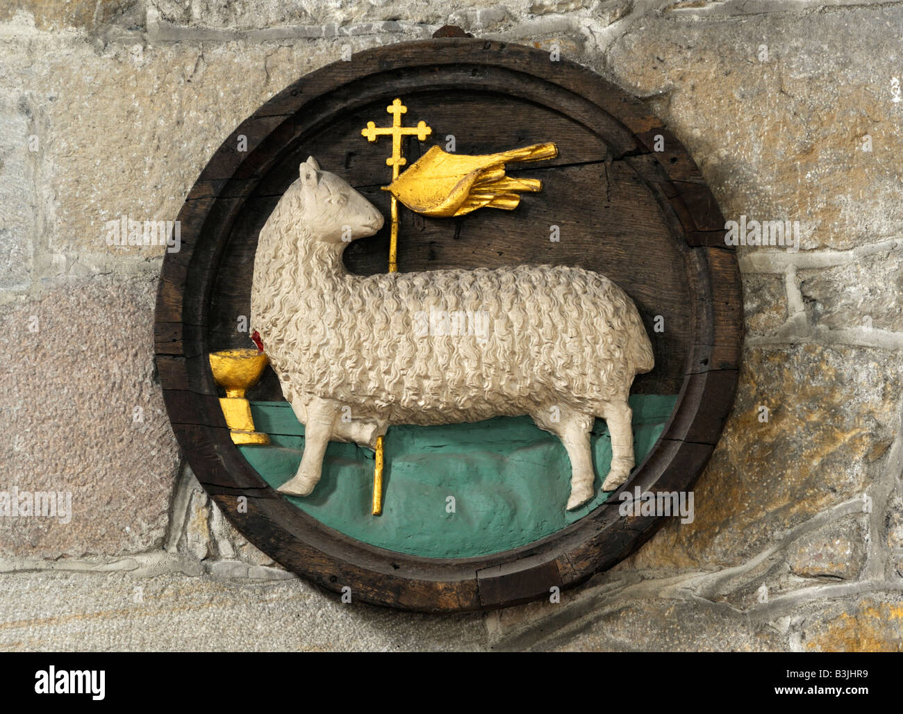 Agnello e Bandiera della placca. Chiesa di Saint Wilfrid, Melling, Lancashire, Inghilterra, Regno Unito, Europa. Foto Stock