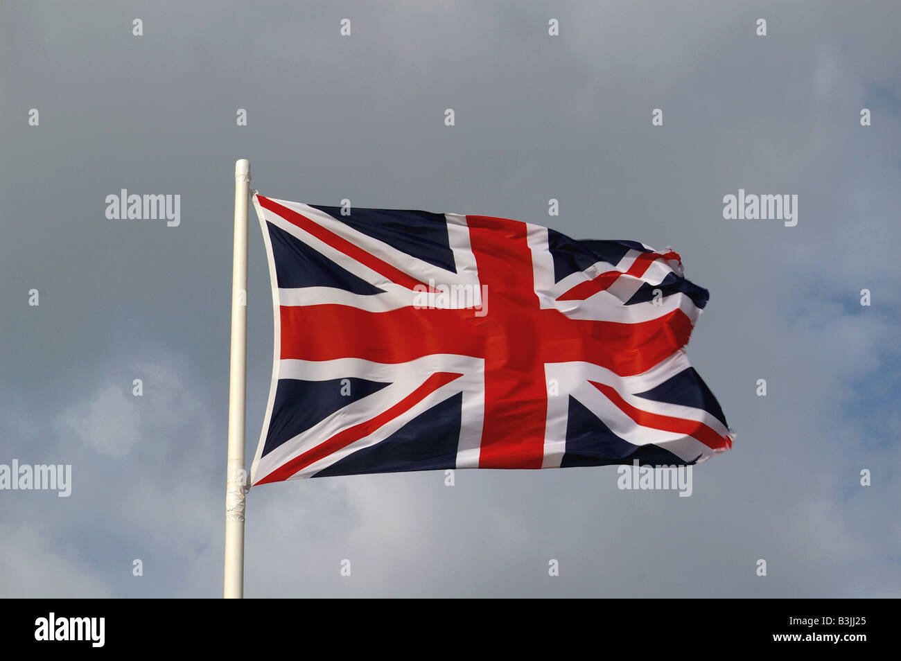 Bandiera britannica sventolare nel vento sul pennone Foto Stock