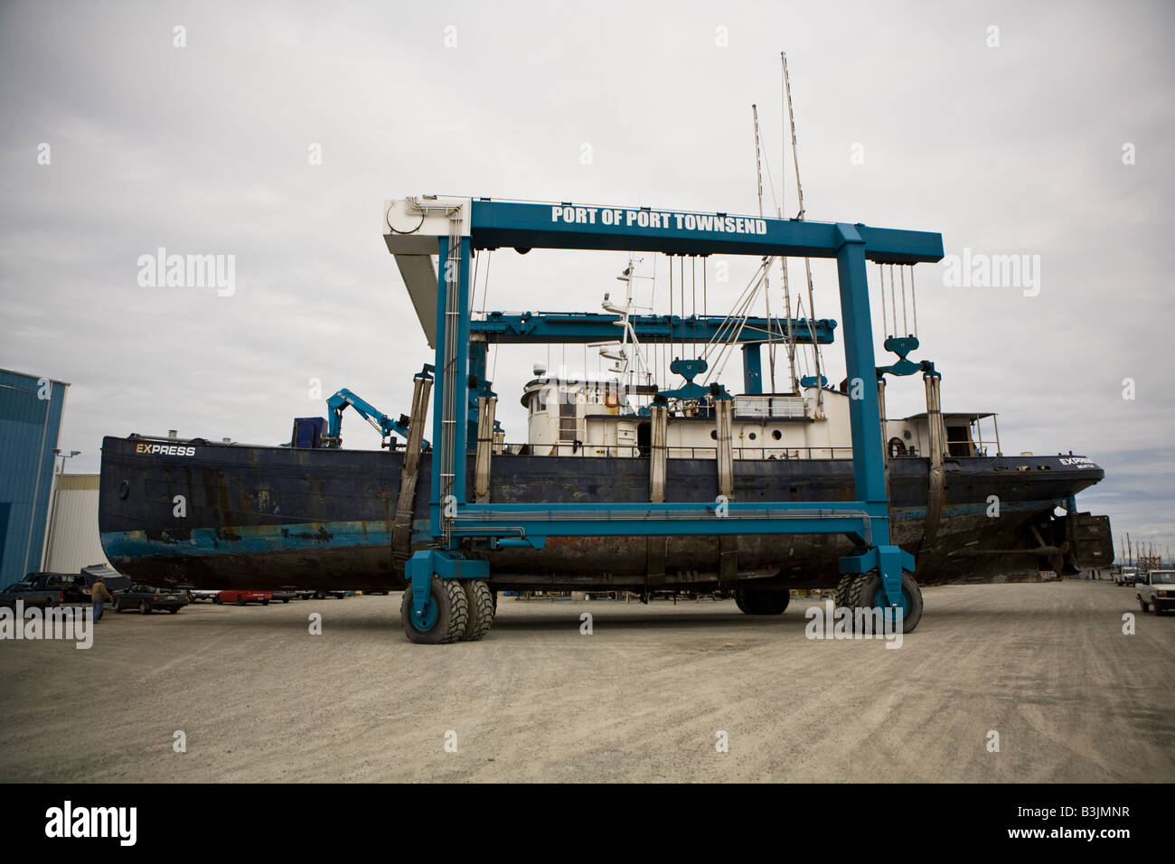 Sollevamento marino porta una barca da pesca Express nel cantiere navale di Port Townsend per la manutenzione Foto Stock