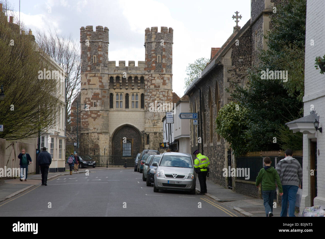 Vigile scrivendo un biglietto destinati ad una macchina parcheggiata sul doppio di linee gialle in una strada in Canterbury Kent Foto Stock