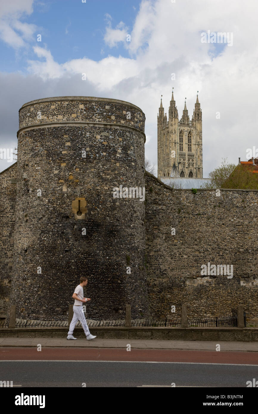 Parete circondante la cattedrale e la città di Canterbury nel Kent Foto Stock